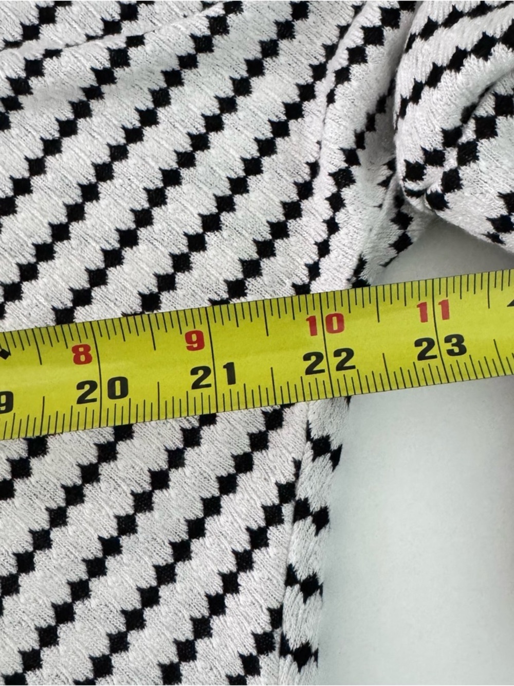Bellini Black and White Chevron Top Large Grommet Sleeve - Picture 7 of 8